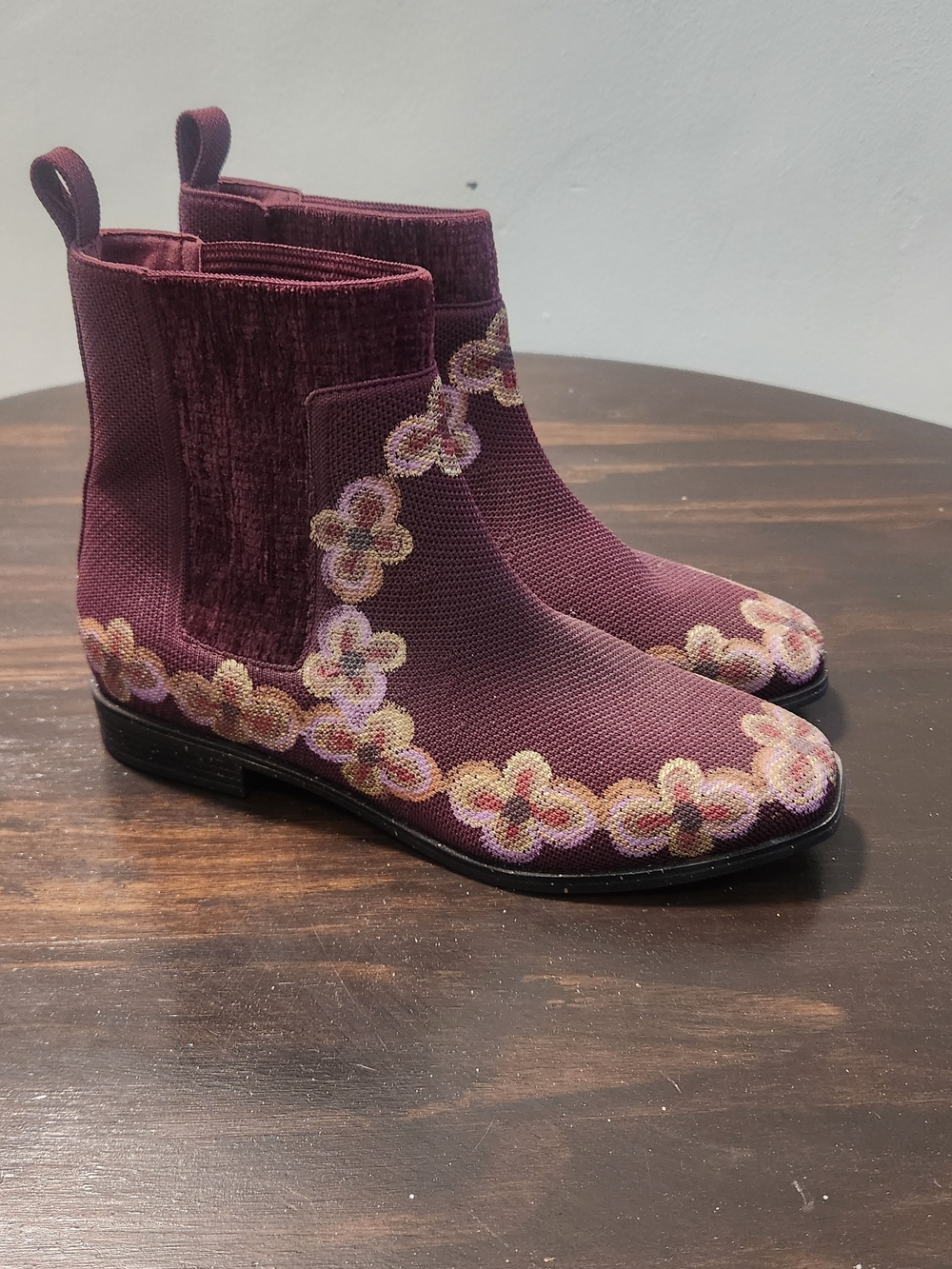 VIVAIA Ryan Pro Chelsea Boots | Burgundy Floral Glitter Knit | Square Toe | Sz 4